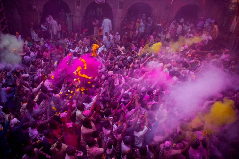 <strong>3. Holi, Índia</strong>    O <strong>Festival das Cores </strong>comemora o fim do inverno para os hindus. No principal dia de comemorações água e pós tingidos em tonalidades vivas são atirados uns nos outros como uma celebração à chegada da primavera. Com a entrada da noite, dezenas de fogueiras são acesas. Apesar de sua pouca importância religiosa, o festival é muito popular em toda a Índia.    <strong>Onde: </strong><a href="https://viajeaqui.abril.com.br/paises/india" rel="Índia " target="_blank">Índia </a>e países com grande população hindu. <strong>Quando: </strong>8 de Março 