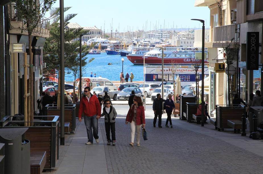 Das praias de Sliema é possível ver a cidade de Valletta