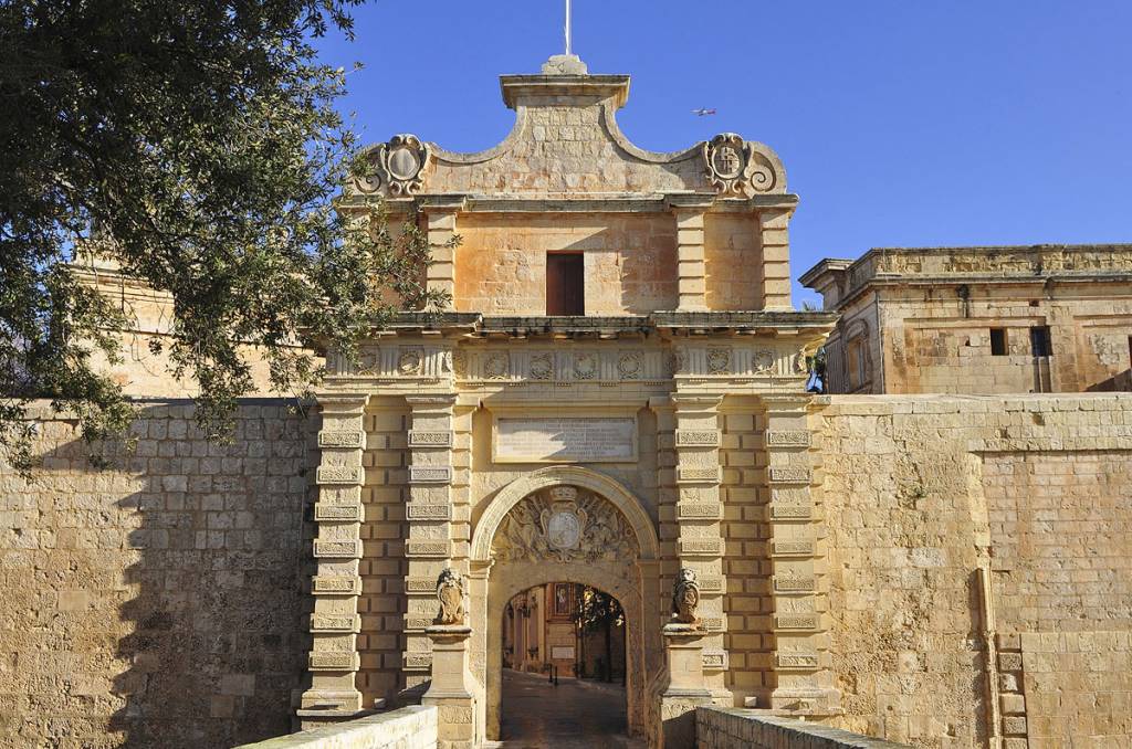 Portão da pequena cidade medieval Mdina, em Malta; Mdina, que fica no alto de uma colina, no centro da Ilha, já foi capital do país e locação da série Game of Thrones, do canal HBO Portão da pequena cidade medieval Mdina, em Malta; Mdina, que fica no alto de uma colina, no centro da Ilha, já foi capital do país e locação da série Game of Thrones, do canal HBO