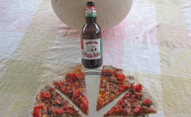 Feita para atingir um público que gosta de pizza e de cerveja (ou seja, com alto alcance), a <strong>Mamma Mia Pizza Beer</strong> foi criada por um casal de cozinheiros americanos. Leva tomates, alho e essência de Marguerita Feita para atingir um público que gosta de pizza e de cerveja (ou seja, com alto alcance), a <strong>Mamma Mia Pizza Beer</strong> foi criada por um casal de cozinheiros americanos. Leva tomates, alho e essência de Marguerita