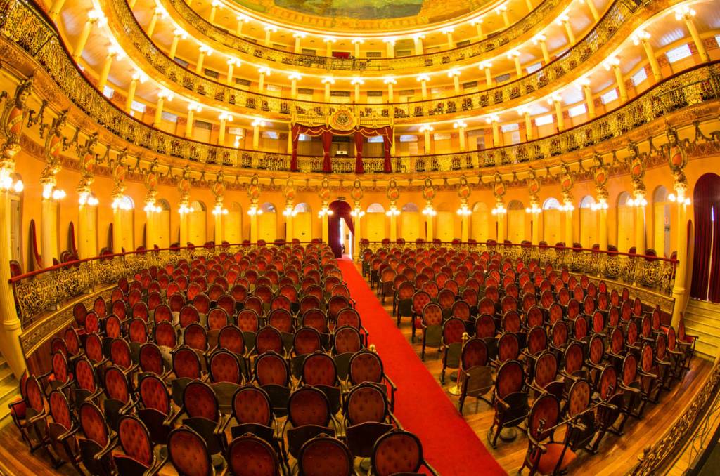 Vis&atilde;o das cadeiras e camarotes do belo <strong><a href="https://viajeaqui.abril.com.br/estabelecimentos/br-am-manaus-atracao-teatro-amazonas" rel="Teatro Amazonas" target="_blank">Teatro Amazonas</a></strong>