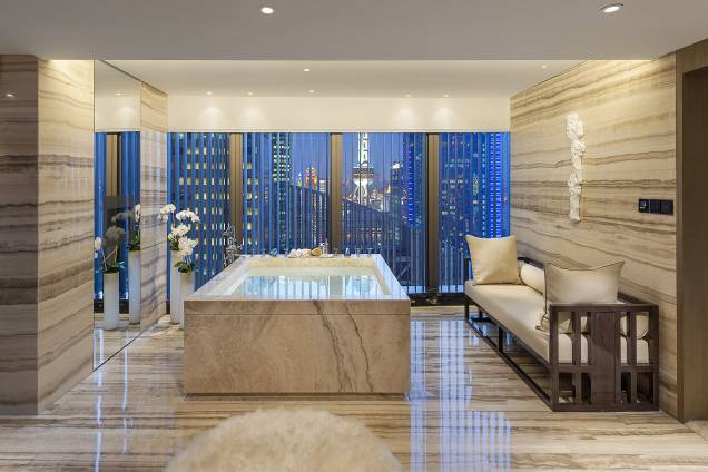 <strong>14. Mandarin Oriental Pudong, <a href="https://viajeaqui.abril.com.br/cidades/china-xangai-shanghai/fotos" rel="Xangai (Shanghai)" target="_blank">Xangai (Shanghai)</a>, <a href="https://viajeaqui.abril.com.br/paises/china/fotos" rel="China" target="_blank">China</a></strong>Com sua decoração moderna, serviço de ponta e excelentes restaurantes, o hotel está em perfeita sintonia com a atmosfera vibrante e cosmopolita da metrópole chinesa.Mês mais barato para se hospedar: Julho <strong>14. Mandarin Oriental Pudong, <a href="https://viajeaqui.abril.com.br/cidades/china-xangai-shanghai/fotos" rel="Xangai (Shanghai)" target="_blank">Xangai (Shanghai)</a>, <a href="https://viajeaqui.abril.com.br/paises/china/fotos" rel="China" target="_blank">China</a></strong>Com sua decoração moderna, serviço de ponta e excelentes restaurantes, o hotel está em perfeita sintonia com a atmosfera vibrante e cosmopolita da metrópole chinesa.Mês mais barato para se hospedar: Julho