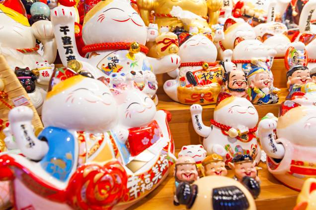 Conhecido como Maneki Neko, o gato de cerâmica japonês acena com a pata levantada e promete trazer boa sorte e dinheiro ao seu dono. No Brasil, ele se chama "gato que convida" (ou Gato da Sorte) e é vendido aos montes no bairro da Liberdade, em São Paulo. Para levar o original, só indo ao Japão mesmo! Conhecido como Maneki Neko, o gato de cerâmica japonês acena com a pata levantada e promete trazer boa sorte e dinheiro ao seu dono. No Brasil, ele se chama "gato que convida" (ou Gato da Sorte) e é vendido aos montes no bairro da Liberdade, em São Paulo. Para levar o original, só indo ao Japão mesmo!