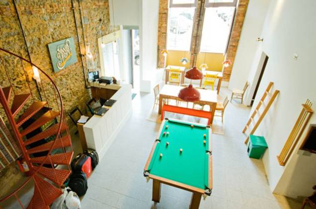 <strong><a href="https://viajeaqui.abril.com.br/estabelecimentos/br-rj-rio-de-janeiro-hospedagem-manga-hostel" rel="Manga Hostel" target="_blank">Manga Hostel</a>, no <a href="https://viajeaqui.abril.com.br/cidades/br-rj-rio-de-janeiro" rel="Rio de Janeiro" target="_blank">Rio de Janeiro</a> (<a href="https://viajeaqui.abril.com.br/estados/br-rio-de-janeiro" rel="RJ" target="_blank">RJ</a>)</strong> Na chegada, você é recebido por música alta e recepcionistas jovens; o hostel é tão descolado que a mesa de sinuca é adaptada como bufê durante o café da manhã. <strong><a href="https://viajeaqui.abril.com.br/estabelecimentos/br-rj-rio-de-janeiro-hospedagem-manga-hostel" rel="Manga Hostel" target="_blank">Manga Hostel</a>, no <a href="https://viajeaqui.abril.com.br/cidades/br-rj-rio-de-janeiro" rel="Rio de Janeiro" target="_blank">Rio de Janeiro</a> (<a href="https://viajeaqui.abril.com.br/estados/br-rio-de-janeiro" rel="RJ" target="_blank">RJ</a>)</strong> Na chegada, você é recebido por música alta e recepcionistas jovens; o hostel é tão descolado que a mesa de sinuca é adaptada como bufê durante o café da manhã.