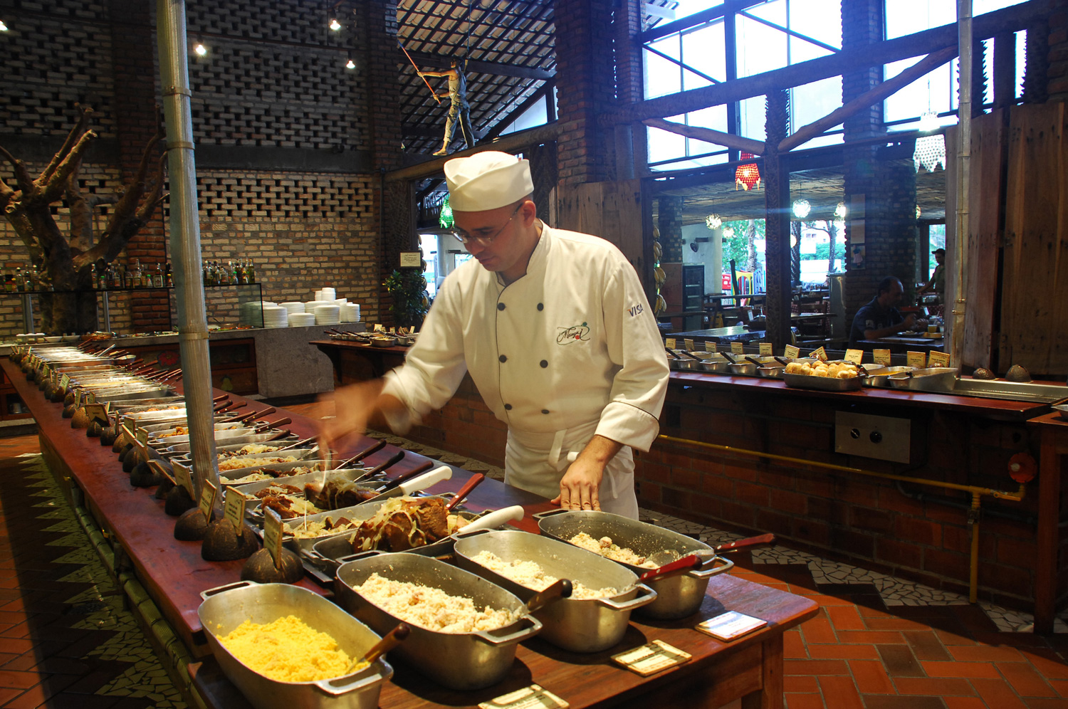 O buffet do restaurante <a href="https://viajeaqui.abril.com.br/estabelecimentos/br-rn-natal-restaurante-mangai" rel="Mangai">Mangai</a>, em Natal, tem pelo menos 120 receitas, a maioria delas regional. Nos fins de semana, chegue cedo - apesar do sal&atilde;o ser grande, ele costuma lotar
