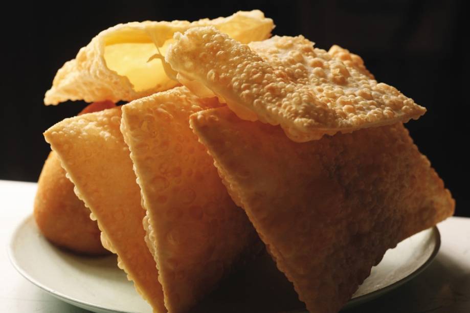 O pastel de feira provavelmente evoluiu de outros tipos de salgados, como as samosas indianas e o rolinho primavera chinês. Seja como for, é sinônimo de fim de feira junto com o inseparável caldo de calda. É um campeão das happy-hours em formato menor e porções variadas