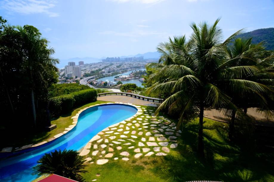 Parece que a beleza atrai o bom gosto: vira e mexe, revistas de arquitetura estampam casas do Joá, além de jardins e piscinas como esta Parece que a beleza atrai o bom gosto: vira e mexe, revistas de arquitetura estampam casas do Joá, além de jardins e piscinas como esta