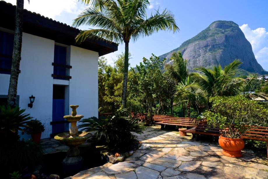 Que cantinho que é o <a href="https://viajeaqui.abril.com.br/estabelecimentos/br-rj-rio-de-janeiro-atracao-praia-do-joa-joatinga" rel="Joá" target="_blank"><strong>Joá</strong></a>... E que linda é a <a href="https://viajeaqui.abril.com.br/estabelecimentos/br-rj-rio-de-janeiro-atracao-pedras-bonita-e-da-gavea" rel="Pedra da Gávea" target="_blank"><strong>Pedra da Gávea</strong></a>... Tá de parabéns quem escolheu a localização <a href="https://www.tripadvisor.com/VacationRentalReview-g303506-d9864086-MANSAO_NO_JOA_COM_VISTA_UNICA_56-Rio_de_Janeiro_State_of_Rio_de_Janeiro.html" rel="desta supercasa" target="_blank">desta supercasa</a>! Que cantinho que é o <a href="https://viajeaqui.abril.com.br/estabelecimentos/br-rj-rio-de-janeiro-atracao-praia-do-joa-joatinga" rel="Joá" target="_blank"><strong>Joá</strong></a>... E que linda é a <a href="https://viajeaqui.abril.com.br/estabelecimentos/br-rj-rio-de-janeiro-atracao-pedras-bonita-e-da-gavea" rel="Pedra da Gávea" target="_blank"><strong>Pedra da Gávea</strong></a>... Tá de parabéns quem escolheu a localização <a href="https://www.tripadvisor.com/VacationRentalReview-g303506-d9864086-MANSAO_NO_JOA_COM_VISTA_UNICA_56-Rio_de_Janeiro_State_of_Rio_de_Janeiro.html" rel="desta supercasa" target="_blank">desta supercasa</a>!