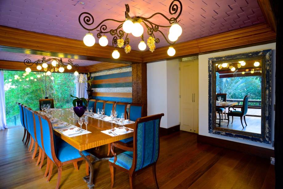 Com 1 600 m² de área construída, o casarão tem porte dos anos 70, década em que foi erguido, mas uma elegância moderna, como se vê na sala da jantar Com 1 600 m² de área construída, o casarão tem porte dos anos 70, década em que foi erguido, mas uma elegância moderna, como se vê na sala da jantar