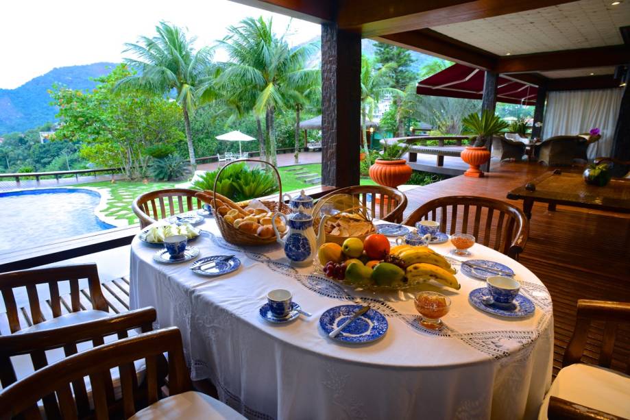 A mesa de café num cenário para o desjejum durar horas A mesa de café num cenário para o desjejum durar horas