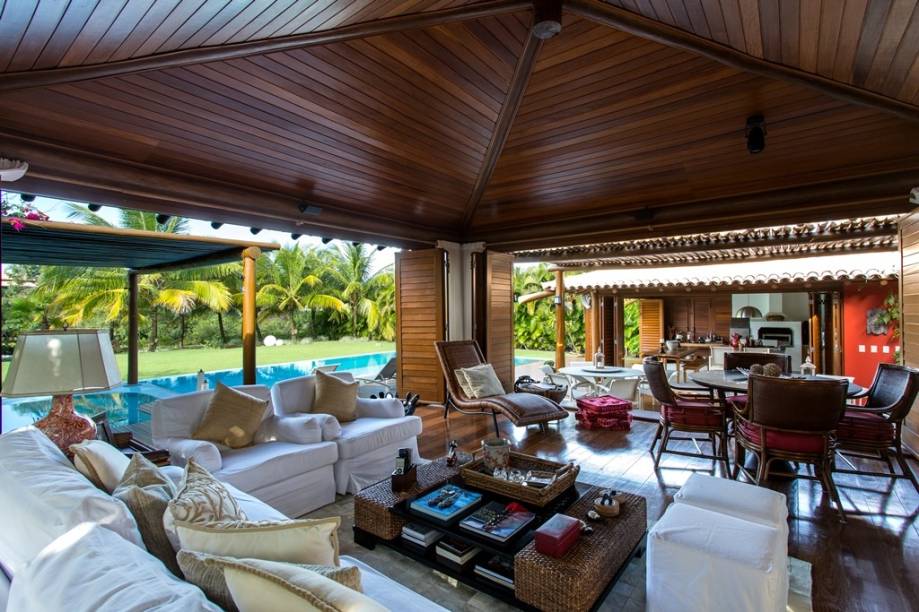 <strong><a href="https://viajeaqui.abril.com.br/cidades/br-ba-costa-do-sauipe" rel="Costa do Sauípe" target="_self">Costa do Sauípe</a>, <a href="https://viajeaqui.abril.com.br/estados/br-bahia" rel="Bahia" target="_self">Bahia</a></strong>Localizada a 75 km de <a href="https://viajeaqui.abril.com.br/cidades/br-ba-salvador" rel="Salvador" target="_self">Salvador</a>, essa casa com sete suítes fica perto do mar verdinho e tem um jardim com gramado e muitos coqueiros. Também tem carro de golfe, duas piscinas (sendo uma coberta e com hidromassagem) e uma adega. <strong><a href="https://www.aluguetemporada.com.br/imovel/p3632295?uni_id=3646717" rel="Alugue aqui" target="_blank">Alugue aqui</a></strong><em><a href="https://www.booking.com/city/br/areal.pt-br.html?aid=332455&label=viagemabril-lugares-incr%C3%ADveis-para-casar" rel="Veja preços de hotéis na Costa do Sauípe no Booking.com" target="_blank">Veja preços na Costa do Sauípe no Booking.com</a></em> <strong><a href="https://viajeaqui.abril.com.br/cidades/br-ba-costa-do-sauipe" rel="Costa do Sauípe" target="_self">Costa do Sauípe</a>, <a href="https://viajeaqui.abril.com.br/estados/br-bahia" rel="Bahia" target="_self">Bahia</a></strong>Localizada a 75 km de <a href="https://viajeaqui.abril.com.br/cidades/br-ba-salvador" rel="Salvador" target="_self">Salvador</a>, essa casa com sete suítes fica perto do mar verdinho e tem um jardim com gramado e muitos coqueiros. Também tem carro de golfe, duas piscinas (sendo uma coberta e com hidromassagem) e uma adega. <strong><a href="https://www.aluguetemporada.com.br/imovel/p3632295?uni_id=3646717" rel="Alugue aqui" target="_blank">Alugue aqui</a></strong><em><a href="https://www.booking.com/city/br/areal.pt-br.html?aid=332455&label=viagemabril-lugares-incr%C3%ADveis-para-casar" rel="Veja preços de hotéis na Costa do Sauípe no Booking.com" target="_blank">Veja preços na Costa do Sauípe no Booking.com</a></em>