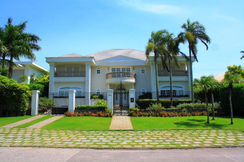 Perto da Lagoa de Marapendi e da Avenida Ayrton Senna, que dá fácil acesso à praia da <a href="https://viajeaqui.abril.com.br/estabelecimentos/br-rj-rio-de-janeiro-atracao-praia-da-barra-barra-da-tijuca" rel="Barra da Tijuca" target="_top"><strong>Barra da Tijuca</strong></a>, <a href="https://www.tripadvisor.com/VacationRentalReview-g303506-d10022687-CLASSIC_MANSION_FOR_OLYMPICS-Rio_de_Janeiro_State_of_Rio_de_Janeiro.html" rel="esta mansão" target="_blank">esta mansão</a> com 5 suítes não é para iniciantes Perto da Lagoa de Marapendi e da Avenida Ayrton Senna, que dá fácil acesso à praia da <a href="https://viajeaqui.abril.com.br/estabelecimentos/br-rj-rio-de-janeiro-atracao-praia-da-barra-barra-da-tijuca" rel="Barra da Tijuca" target="_top"><strong>Barra da Tijuca</strong></a>, <a href="https://www.tripadvisor.com/VacationRentalReview-g303506-d10022687-CLASSIC_MANSION_FOR_OLYMPICS-Rio_de_Janeiro_State_of_Rio_de_Janeiro.html" rel="esta mansão" target="_blank">esta mansão</a> com 5 suítes não é para iniciantes