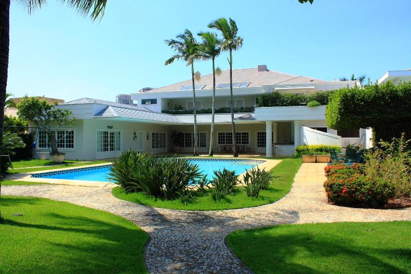 O título do anúncio é um chamariz para o grande evento que se aproxima: "Classic Mansion For Olympics". Estaria Michael Phelps interessado nesta piscina? O título do anúncio é um chamariz para o grande evento que se aproxima: "Classic Mansion For Olympics". Estaria Michael Phelps interessado nesta piscina?