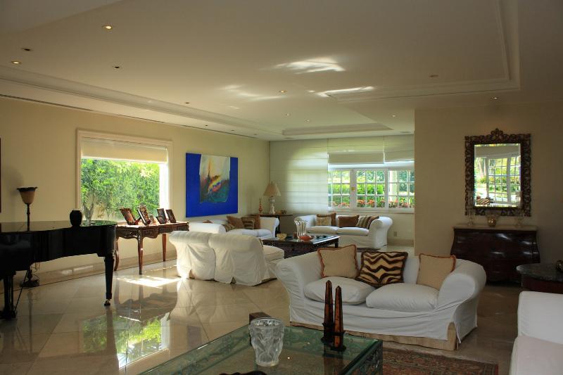 Uma festa nesta sala atrairia meia Vila Olímpica... Uma festa nesta sala atrairia meia Vila Olímpica...