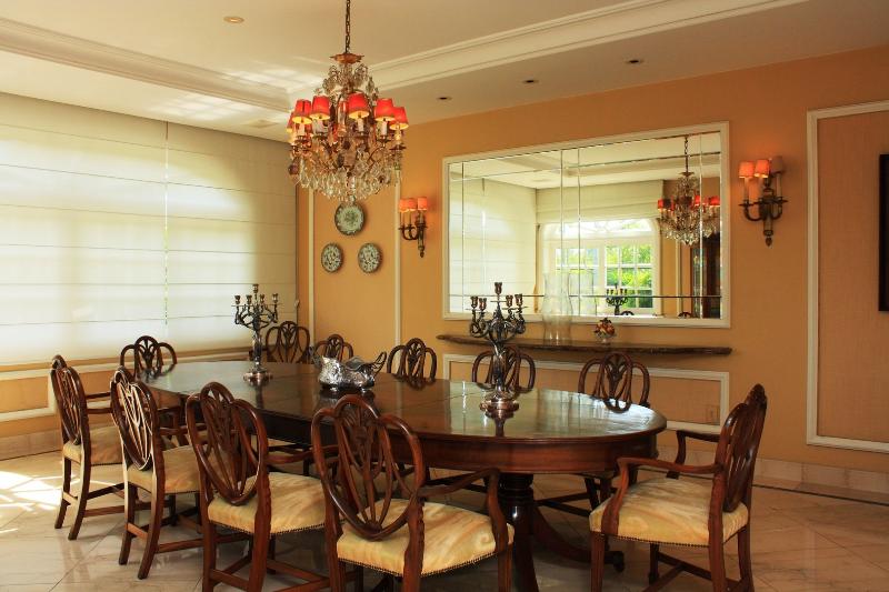 O locador não está para brincadeiras: pela permanência mínima de 14 dias, custa US$ 35 830, ou US$ 2 560 por noite, o que dá uns R$ 770 diários por cabeça se o grupo chegar a 12 pessoas. Vale? O locador não está para brincadeiras: pela permanência mínima de 14 dias, custa US$ 35 830, ou US$ 2 560 por noite, o que dá uns R$ 770 diários por cabeça se o grupo chegar a 12 pessoas. Vale?