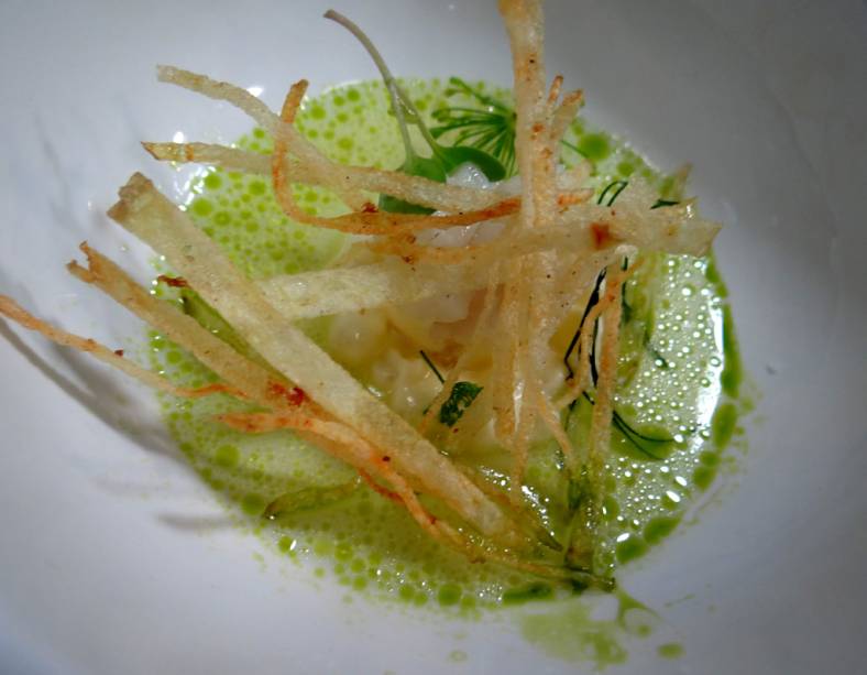 <a href="https://viajeaqui.abril.com.br/estabelecimentos/br-pr-curitiba-restaurante-manu" rel="Manu (Curitiba)"><strong>Manu</strong></a><strong> (Curitiba)</strong><br /> <br /> O melhor restaurante de <a href="https://viajeaqui.abril.com.br/cidades/br-pr-curitiba" rel="Curitiba">Curitiba</a>, segundo o GUIA QUATRO RODAS, vai oferecer um menu degustação com oito pratos a R$ 194 por pessoa, criados por Manoella Buffara, eleita Chef Revelação do GUIA BRASIL 2012. São eles: <strong>brandade de bacalhau com fios de batata ao curry e creme de feijão branco</strong> <em>(foto)</em>; couve flor com salmão levemente tostado e neve de guacamole com chocolate branco; cous cous de arroz com maxixe com pescadinha grelhada e salsa de maracujá; siri mole com moqueca paraense; ovo em baixa temperatura com mandioquinha defumada e leite coco; consome de cogumelos selvagens com gnocchi de batata doce e batata defumada e ar estabilizado de salsinha e maça; infusão de manga e maracujá com sorvete de coco queimado e fios de açúcar ao curry; tartar de banana com farofa manu, sorvete de vanilla tonka, granita e marsmellow de açucar queimado <a href="https://viajeaqui.abril.com.br/estabelecimentos/br-pr-curitiba-restaurante-manu" rel="Manu (Curitiba)"><strong>Manu</strong></a><strong> (Curitiba)</strong><br /> <br /> O melhor restaurante de <a href="https://viajeaqui.abril.com.br/cidades/br-pr-curitiba" rel="Curitiba">Curitiba</a>, segundo o GUIA QUATRO RODAS, vai oferecer um menu degustação com oito pratos a R$ 194 por pessoa, criados por Manoella Buffara, eleita Chef Revelação do GUIA BRASIL 2012. São eles: <strong>brandade de bacalhau com fios de batata ao curry e creme de feijão branco</strong> <em>(foto)</em>; couve flor com salmão levemente tostado e neve de guacamole com chocolate branco; cous cous de arroz com maxixe com pescadinha grelhada e salsa de maracujá; siri mole com moqueca paraense; ovo em baixa temperatura com mandioquinha defumada e leite coco; consome de cogumelos selvagens com gnocchi de batata doce e batata defumada e ar estabilizado de salsinha e maça; infusão de manga e maracujá com sorvete de coco queimado e fios de açúcar ao curry; tartar de banana com farofa manu, sorvete de vanilla tonka, granita e marsmellow de açucar queimado