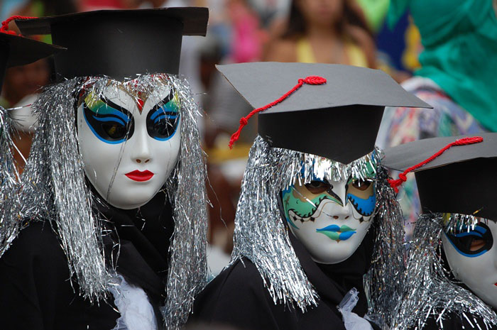 O cerne do Carnaval maragojipano são as manifestações culturais espontâneas de pessoas de cores e classes sociais diferentes pela cidade. O jegue trio, por exemplo, é organizado por um cidadão que leva música às ruas de Maragojipe ao carregar uma pequena banda em uma carroça puxada por um jegue. Alguns costumes foram perdidos, como o dos antigos entrudos em que as pessoas enchiam bexigas com urina ou perfume e as jogavam umas nas outras. Mas cultura histórica, festa familiar e prezo pelas raízes do carnaval baiano ainda permanecem nessa festa à moda antiga.