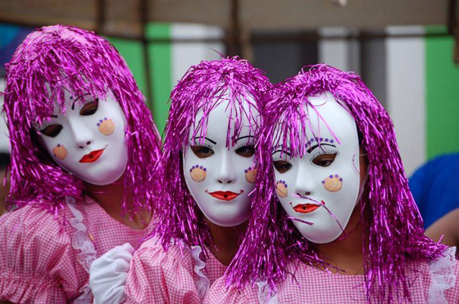 Além dos blocos e circuitos que circulam pelas ruas de Maragojipe, estão nas programações carnavalescas atrações fixas, marchinhas tradicionais e escolha do Rei Momo, da Rainha e das Princesas. A partir da abertura oficial do Carnaval, festa chamada de Grito de Carnaval, o Rei Momo passa a governar, simbolicamente, a cidade nos dias de folia