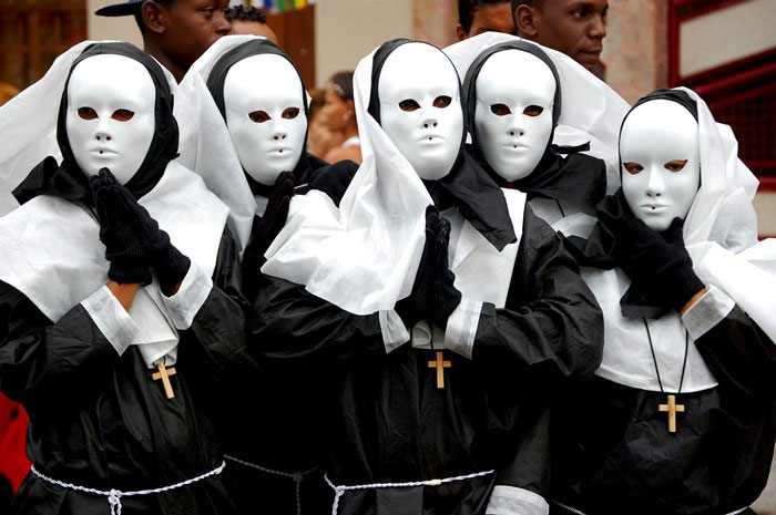 Nos carnavais atuais, tomam conta das ruas da cidade blocos e charangas, como são chamados grupos de pessoas fantasiadas com instrumentos de sopro e de percussão. Entre as diversas manifestações culturais independentes, famílias inteiras escolhem uma fantasia e todos os membros de vestem da mesma maneira