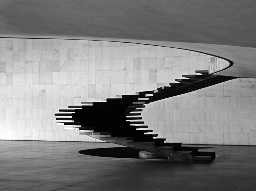 Escada helicoidal projetada pelos artistas Milton Ramos e Joaquim Cardozo, no Pal&aacute;cio Itamaraty, <a href="https://viajeaqui.abril.com.br/cidades/br-df-brasilia" rel="Bras&iacute;lia" target="_blank">Bras&iacute;lia</a>, <a href="https://viajeaqui.abril.com.br/estados/br-distrito-federal" rel="Distrito Federal" target="_blank">Distrito Federal</a>