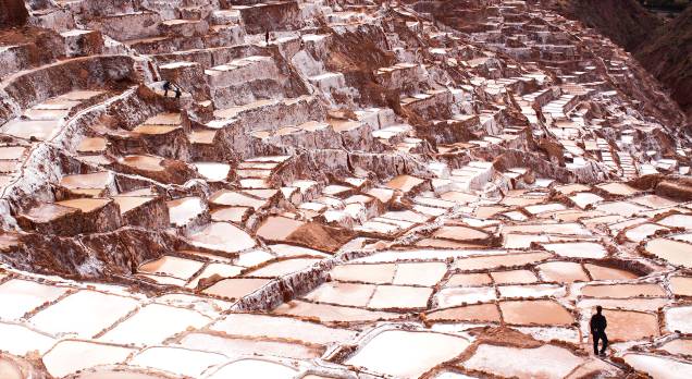 <strong>Maras</strong> As Salinas de Maras são um conjunto de mais de 4 mil tanques de sal cristalizado, vindo de uma fonte de água subterrânea. Ela funciona há mais de 500 anos com uma produção totalmente artesanal a cargo das comunidades locais. Cada poça produz cerca de 300 quilos de sal por mês. O passeio faz parte do roteiro do Vale Sagrado <strong>Maras</strong> As Salinas de Maras são um conjunto de mais de 4 mil tanques de sal cristalizado, vindo de uma fonte de água subterrânea. Ela funciona há mais de 500 anos com uma produção totalmente artesanal a cargo das comunidades locais. Cada poça produz cerca de 300 quilos de sal por mês. O passeio faz parte do roteiro do Vale Sagrado