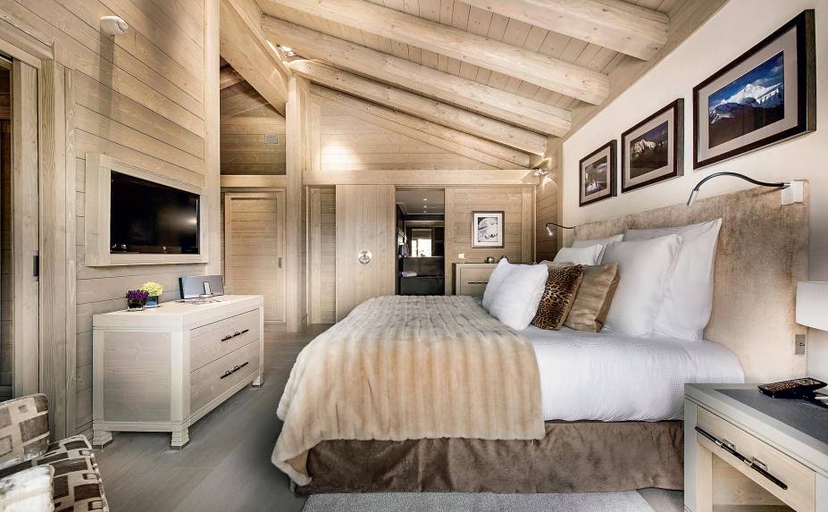 O quarto todo clean do hotel Le K2, um dos tantos luxuosos de <a href="https://viajeaqui.abril.com.br/materias/courchevel-conheca-a-vila-criada-para-ser-um-resort-de-esqui" rel="Courchevel" target="_blank">Courchevel</a>, nos <a href="https://viajeaqui.abril.com.br/cidades/franca-alpes-franceses" rel="Alpes da França" target="_blank">Alpes da França</a> O quarto todo clean do hotel Le K2, um dos tantos luxuosos de <a href="https://viajeaqui.abril.com.br/materias/courchevel-conheca-a-vila-criada-para-ser-um-resort-de-esqui" rel="Courchevel" target="_blank">Courchevel</a>, nos <a href="https://viajeaqui.abril.com.br/cidades/franca-alpes-franceses" rel="Alpes da França" target="_blank">Alpes da França</a>