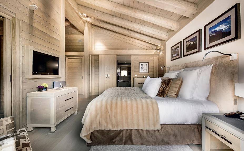 O quarto todo clean do hotel Le K2, um dos tantos luxuosos de <a href="https://viajeaqui.abril.com.br/materias/courchevel-conheca-a-vila-criada-para-ser-um-resort-de-esqui" rel="Courchevel" target="_blank">Courchevel</a>, nos <a href="https://viajeaqui.abril.com.br/cidades/franca-alpes-franceses" rel="Alpes da França" target="_blank">Alpes da França</a>