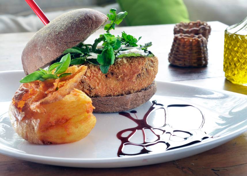 O bar <a href="https://viajeaqui.abril.com.br/estabelecimentos/br-sp-sao-paulo-restaurante-marcelino-pan-y-vino" rel="Marcelino Pan y Vino">Marcelino Pan y Vino</a>, na Viila Madalena, elaborou um hambúrguer vegetariano de grão-de-bico com gergelim, hortelã, aveia, cebola, abacate, shiso e molho tarê no pão australiano orgânico O bar <a href="https://viajeaqui.abril.com.br/estabelecimentos/br-sp-sao-paulo-restaurante-marcelino-pan-y-vino" rel="Marcelino Pan y Vino">Marcelino Pan y Vino</a>, na Viila Madalena, elaborou um hambúrguer vegetariano de grão-de-bico com gergelim, hortelã, aveia, cebola, abacate, shiso e molho tarê no pão australiano orgânico