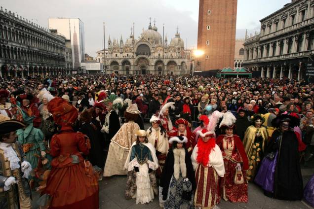 <strong>2. Carnaval de Veneza, Itália</strong> As máscaras de Veneza ganharam um tom ainda mais sinistro quando foram protagonistas de primeira no longa <em>De Olhos Bem Fechados</em>, de <strong>Stanley Kubrick</strong>. Utilizadas para que as pessoas mantivessem suas identidades em segredo durante votações públicas e julgamentos, tornaram-se o adereço ideal nas festas carnavalescas. Durante as festividades, os mascarados e suas luxuosas vestes dão um colorido especial à cidade, navegando em gôndolas por entre os canais e lotando a <strong>Piazza San Marco</strong>. <strong>Onde: </strong><a href="https://viajeaqui.abril.com.br/cidades/italia-veneza" rel="Veneza" target="_blank">Veneza</a>, <a href="https://viajeaqui.abril.com.br/paises/italia" rel="Itália" target="_blank">Itália</a>. <strong>Quando: </strong>18/21 de Fevereiro <strong>2. Carnaval de Veneza, Itália</strong> As máscaras de Veneza ganharam um tom ainda mais sinistro quando foram protagonistas de primeira no longa <em>De Olhos Bem Fechados</em>, de <strong>Stanley Kubrick</strong>. Utilizadas para que as pessoas mantivessem suas identidades em segredo durante votações públicas e julgamentos, tornaram-se o adereço ideal nas festas carnavalescas. Durante as festividades, os mascarados e suas luxuosas vestes dão um colorido especial à cidade, navegando em gôndolas por entre os canais e lotando a <strong>Piazza San Marco</strong>. <strong>Onde: </strong><a href="https://viajeaqui.abril.com.br/cidades/italia-veneza" rel="Veneza" target="_blank">Veneza</a>, <a href="https://viajeaqui.abril.com.br/paises/italia" rel="Itália" target="_blank">Itália</a>. <strong>Quando: </strong>18/21 de Fevereiro