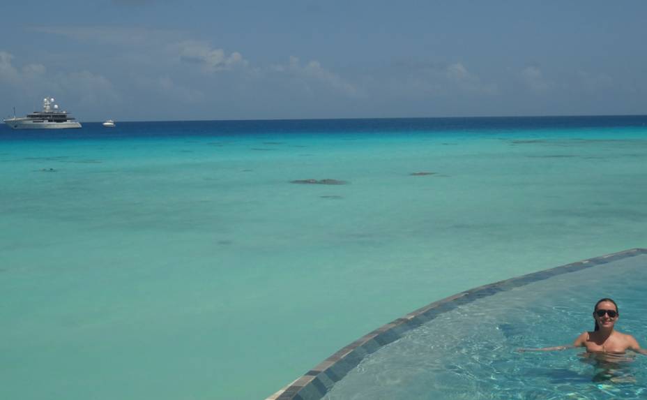 Vista para o mar de Rangiroa, uma pequena ilha da <a href="https://viajeaqui.abril.com.br/paises/polinesia-francesa" rel="Polin&eacute;sia Francesa" target="_blank">Polin&eacute;sia Francesa</a>