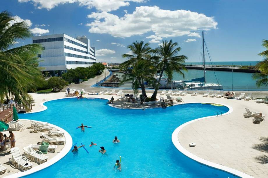 <strong>Marina Park – Fortaleza (CE)</strong><br />  O hotel <a href="https://viajeaqui.abril.com.br/estabelecimentos/br-ce-fortaleza-hospedagem-marina-park" rel="Marina Park" target="_self">Marina Park</a> planejou uma festa ao ar livre para 8 mil pessoas, com um cenário temático de frente para o mar – o tema deste ano é "Réveillon Milenar – Uma Noite na China". A maior atração é o show com a banda Chiclete com Banana. O ingresso, a partir de R$ 900, dá direito a lugar reservado em mesa numerada e ao sistema all inclusive (vários bufês e open bar).<br />  <strong>Onde: </strong>Avenida Presidente Castelo Branco, 400, Praia de Iracema; <strong>tel.:</strong> (85) 4006-9595