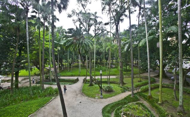 <strong>Parque da Luz: </strong>criado em 1798 por uma Ordem Régia da Coroa Portuguesa, o Parque da Luz foi concebido originalmente para ser um Jardim Botânico. Os seus 113.400 m² foram abertos ao público somente em 1825. Atualmente o parque conta com muitos atrativos, como a gruta com cascata, o aquário subterrâneo, e quase 50 esculturas de artistas como Lasar Segall, Victor Brecheret, Leon Ferrari e Amílcar de Castro dispostas ao longo de toda extensão. No fundo do parque, próximo aos sanitários, é possível ver um pé de café. Praça da Luz, s/nº - Luz, de terça a domingo, das 9h às 18h <strong>Parque da Luz: </strong>criado em 1798 por uma Ordem Régia da Coroa Portuguesa, o Parque da Luz foi concebido originalmente para ser um Jardim Botânico. Os seus 113.400 m² foram abertos ao público somente em 1825. Atualmente o parque conta com muitos atrativos, como a gruta com cascata, o aquário subterrâneo, e quase 50 esculturas de artistas como Lasar Segall, Victor Brecheret, Leon Ferrari e Amílcar de Castro dispostas ao longo de toda extensão. No fundo do parque, próximo aos sanitários, é possível ver um pé de café. Praça da Luz, s/nº - Luz, de terça a domingo, das 9h às 18h