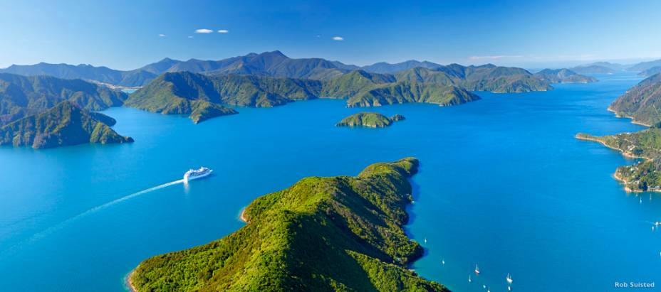 Marlborough Sounds é um vasto labirinto de ilhas e fiordes ao norte da ilha sul, não muito distante de Wellington