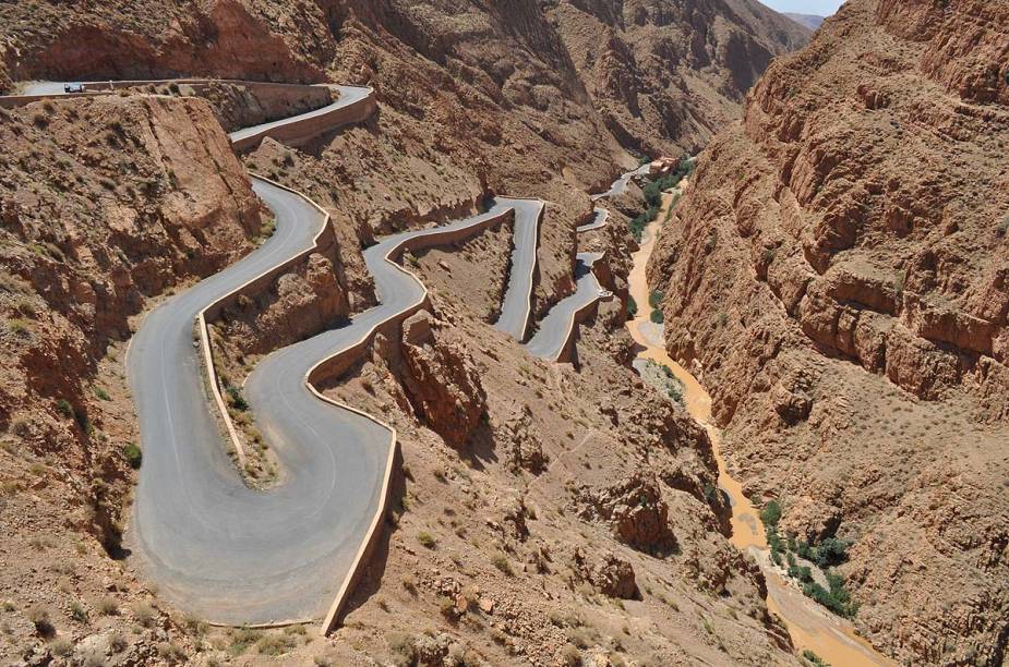 <strong>4. Garganta Dades, Marrocos </strong>A garganta Dades, no Marrocos, encontra-se entre as montanhas Atlas e Anti-Atlas. A paisagem árida do desfiladeiro e as casbás dos povos bérberes são os maiores atrativos da região <strong>4. Garganta Dades, Marrocos </strong>A garganta Dades, no Marrocos, encontra-se entre as montanhas Atlas e Anti-Atlas. A paisagem árida do desfiladeiro e as casbás dos povos bérberes são os maiores atrativos da região