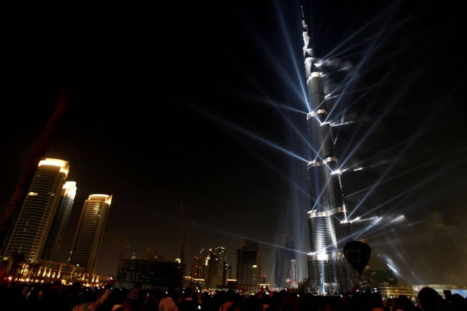 <strong>Burj Khalifa, Dubai, <a href="https://viajeaqui.abril.com.br/paises/emirados-arabes-unidos" rel="Emirados Árabes Unidos" target="_blank">Emirados Árabes Unidos</a></strong>Mais alto edifício do planeta com 830 metros de altura, o Burj Khalifa é apenas a última novidade na recente onda de estruturas espetaculares do Golfo Pérsico. A combinação de recursos trazidos pelo petróleo e parcerias feitas com grandes escritórios de arquitetura deu um ar mais cosmopolita à região, sem deixar de levar em conta os valores e apuro estético do Islã