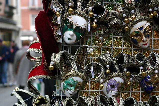 As máscaras são, literalmente, a cara de <a href="https://beta-develop.viagemeturismo.abril.com.br/cidades/veneza-15/" target="_blank">Veneza</a>! Coloridas e cheias de glitter, elas são vendidas aos montes pelas ruas da cidade As máscaras são, literalmente, a cara de <a href="https://beta-develop.viagemeturismo.abril.com.br/cidades/veneza-15/" target="_blank">Veneza</a>! Coloridas e cheias de glitter, elas são vendidas aos montes pelas ruas da cidade