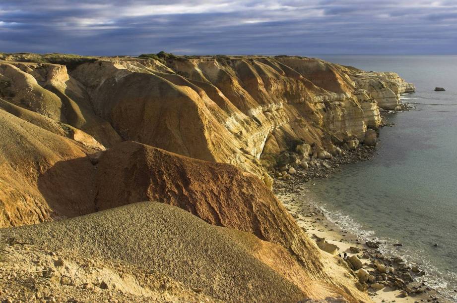 A 45 quilômetros de <a href="https://viajeaqui.abril.com.br/cidades/australia-adelaide" target="_blank">Adelaide</a>, a Maslin Beach permite banhistas nus em sua <strong>parte sul</strong>. A graça é que a praia sedia anualmente a <strong>Maslin Beach Nude Olympics</strong> (Olimpíadas Nuas da Maslin Beach, em tradução livre), que tem competições informais como a corrida de três pernas e o concurso de melhor bunda. O local também inspirou o filme <em>Maslin Beach</em>, de 1997, em que um casal descobre o “amor verdadeiro” após uma tarde na praia (na parte nudista, claro!)