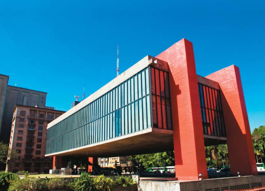 <strong>4. <a href="https://viajeaqui.abril.com.br/estabelecimentos/br-sp-sao-paulo-atracao-museu-de-arte-de-sao-paulo-masp" rel="MASP" target="_self">MASP</a>, <a href="https://viajeaqui.abril.com.br/cidades/br-sp-sao-paulo" rel="S&atilde;o Paulo" target="_self">S&atilde;o Paulo</a>, <a href="https://viajeaqui.abril.com.br/estados/br-sao-paulo" rel="SP" target="_self">SP</a></strong>                    O pr&eacute;dio do Museu de Arte de S&atilde;o Paulo, projetado por Lina Bo Bardi, &eacute; considerado um dos grandes cart&otilde;es-postais da cidade. Seu acervo exp&otilde;e obras de grandes nomes da arte, tais como Rembrandt, Van Gogh, Monet, Renoir e Picasso