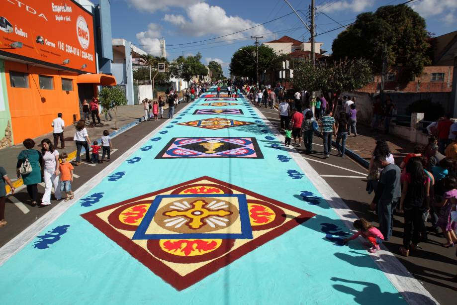 <strong>Matão (SP)</strong>No dia de Corpus Christi, artistas e voluntários enfeitam as ruas de Matão, no interior de São Paulo, com tapetes feitos de flores, serragem, vidro, calcário dolomítico e areia. Todos os anos mais de 70 toneladas de materiais são usadas para compor os desenhos, que se estendem por 12 quarteirões, onde passa a procissão da eucaristia. A montagem começa às 4h na Praça Leônidas Calígola Bastia e todos podem participar. Os visitantes ainda contam com opções culturais e de lazer, como exposições, feiras de artesanato, apresentações musicais e lojinhas de camelôs a partir das 9h