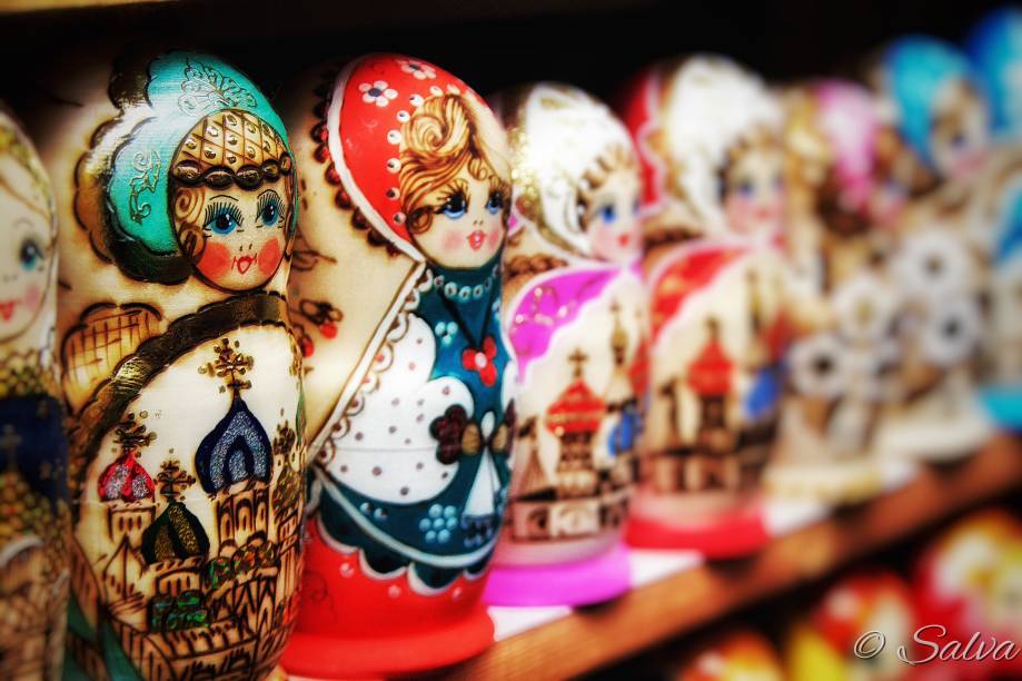 Um tradicional brinquedo russo, as bonecas matrioska parecem infinitas quando abrem para relevar uma outra boneca menor dentro. Mas, sem fim mesmo &eacute; a quantidade dessas bonequinhas espalhadas pela <a href="https://beta-develop.viagemeturismo.abril.com.br/paises/russia/" target="_blank">R&uacute;ssia</a>