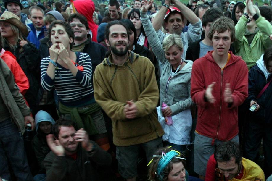Pessoas reúnem-se durante o solstício de verão em Worthy Farm, Pilton, próximo a Glastonbury. O emblemático festival não acontecerá em 2012 por conta, entre outras razões, dos Jogos Olímpicos de Londres Pessoas reúnem-se durante o solstício de verão em Worthy Farm, Pilton, próximo a Glastonbury. O emblemático festival não acontecerá em 2012 por conta, entre outras razões, dos Jogos Olímpicos de Londres