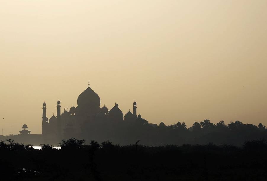 Quem já esteve frente a frente com obras-primas do gênio humano, coisas como o Alhambra de <a href="https://viajeaqui.abril.com.br/cidades/espanha-granada" rel="Granada " target="_blank">Granada </a>ou o <a href="https://viajeaqui.abril.com.br/estabelecimentos/india-agra-atracao-taj-mahal" rel="Taj Mahal" target="_blank">Taj Mahal</a>, esquece-se um pouco do tolo estereótipo que os muçulmanos carregam: extremistas religiosos.<br /> Muito além da imagem de fundamentalismo, o <strong>Islã </strong>é uma cultura riquíssima, que desbravou a ciência, as artes e a arquitetura de forma empírica<br /> e pragmática. A objetividade na busca de soluções aplicadas levou à construção de patrimônios da humanidade que pontilham o globo. Os padrões geométricos dos azulejos ibéricos são frutos diretos dos padrões criados por artistas andaluzes sob o domínio dos califas de <strong>Al-Andalus</strong>. Os próprios idiomas espanhol e português devem ao árabe muito da riqueza de seu léxico: azeitona, arroz, laranja e azeite são apenas algumas das palavras importadas, assim como boa parte daquelas que começam com o sufixo <em>al </em>- alface, alfândega, almofada... A lista é longa.<br /> Portanto, esqueça os estereótipos e viaje conosco por esta pequena mostra de grandes tesouros do <strong>Islã</strong>. Quem já esteve frente a frente com obras-primas do gênio humano, coisas como o Alhambra de <a href="https://viajeaqui.abril.com.br/cidades/espanha-granada" rel="Granada " target="_blank">Granada </a>ou o <a href="https://viajeaqui.abril.com.br/estabelecimentos/india-agra-atracao-taj-mahal" rel="Taj Mahal" target="_blank">Taj Mahal</a>, esquece-se um pouco do tolo estereótipo que os muçulmanos carregam: extremistas religiosos.<br /> Muito além da imagem de fundamentalismo, o <strong>Islã </strong>é uma cultura riquíssima, que desbravou a ciência, as artes e a arquitetura de forma empírica<br /> e pragmática. A objetividade na busca de soluções aplicadas levou à construção de patrimônios da humanidade que pontilham o globo. Os padrões geométricos dos azulejos ibéricos são frutos diretos dos padrões criados por artistas andaluzes sob o domínio dos califas de <strong>Al-Andalus</strong>. Os próprios idiomas espanhol e português devem ao árabe muito da riqueza de seu léxico: azeitona, arroz, laranja e azeite são apenas algumas das palavras importadas, assim como boa parte daquelas que começam com o sufixo <em>al </em>- alface, alfândega, almofada... A lista é longa.<br /> Portanto, esqueça os estereótipos e viaje conosco por esta pequena mostra de grandes tesouros do <strong>Islã</strong>.
