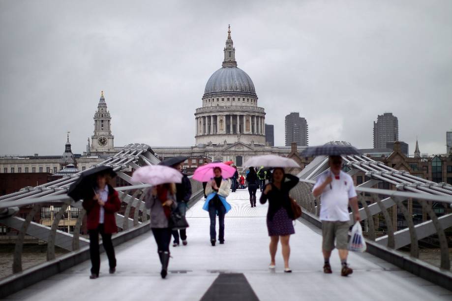 A Catedral de St. Paul, obra-prima de Christopher Wren, vista da Millenium Bridge