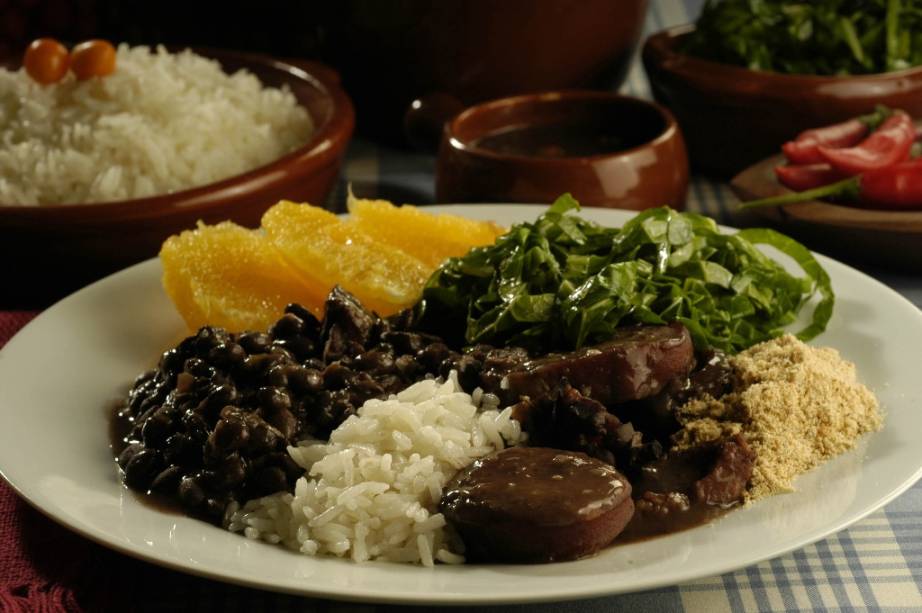 As origens do mais brasileiro dos pratos são envoltas em alguns mitos. Da Europa veio o conceito do rico cozido de carnes. Do Rio de Janeiro, a predileção pelo feijão preto. Já a mesa farta, com farofa, couve fininha, laranja, vinagrete, molho de pimenta, bisteca e torresmo é uma combinação de várias origens