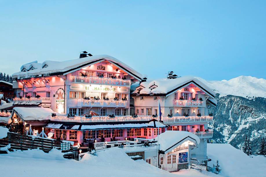 O hotel Le Chabichou, pertinho do centro de <a href="https://viajeaqui.abril.com.br/materias/courchevel-conheca-a-vila-criada-para-ser-um-resort-de-esqui" rel="Courchevel" target="_blank">Courchevel</a>, nos <a href="https://viajeaqui.abril.com.br/cidades/franca-alpes-franceses" rel="Alpes Franceses" target="_blank">Alpes Franceses</a>; a cidade é famosa por ser um dos destinos de esqui mais luxuosos do planeta