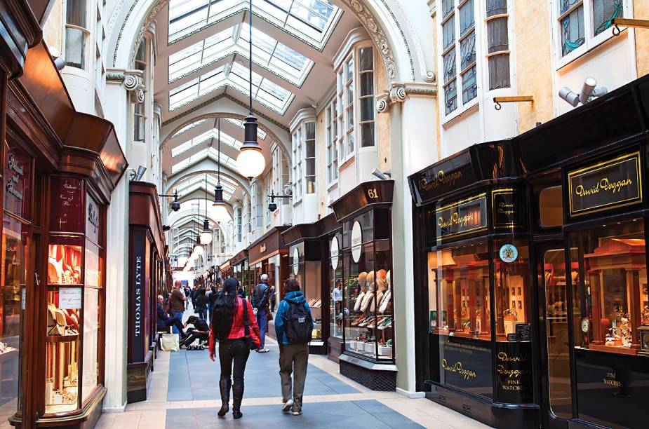 <strong>Mayfair, <a href="https://viajeaqui.abril.com.br/cidades/reino-unido-londres" rel="Londres" target="_blank">Londres</a></strong>                "Para ter uma experiência britânica na sua essência, nada melhor do que caminhar pela Burlington Arcade e pela Jermyn Street, em Mayfair. Lá você vai encontrar marcas tradicionais de ternos, chapéus, gravatas, sapatos e acessórios."
