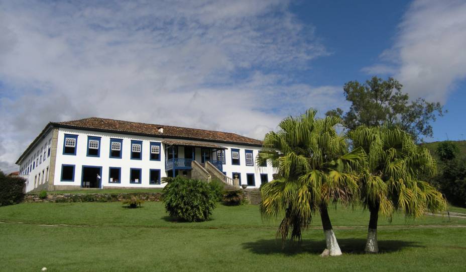 <strong><a href="https://viajeaqui.abril.com.br/estabelecimentos/br-sp-bananal-hospedagem-fazenda-boa-vista " rel="Fazenda Boa Vista – Bananal (SP)" target="_self">Fazenda Boa Vista – Bananal (SP)</a></strong> A alameda de palmeiras imperiais conduz à enorme escadaria central e o casarão de 1780, que levou mais de 100 anos para ser concluído. A fazenda chegou a ser a mais rica do Vale, usando a mão de obra de mais de mil escravos. O mobiliário antigo dá um toque nostálgico ao local, que já serviu de cenário para novelas e minisséries como <em>Sinhá Moça</em>, <em>Cabocla</em>, e <em>Um Só Coração</em>. Para conhecer o local, faça uma caminhada ou cavalgada ou relaxe na pesca esportiva à beira do lago. <em>Site: <a href="https://www.hotelfazboavista.com.br" target="_blank">www.hotelfazboavista.com.br</a></em> <strong><a href="https://viajeaqui.abril.com.br/estabelecimentos/br-sp-bananal-hospedagem-fazenda-boa-vista " rel="Fazenda Boa Vista – Bananal (SP)" target="_self">Fazenda Boa Vista – Bananal (SP)</a></strong> A alameda de palmeiras imperiais conduz à enorme escadaria central e o casarão de 1780, que levou mais de 100 anos para ser concluído. A fazenda chegou a ser a mais rica do Vale, usando a mão de obra de mais de mil escravos. O mobiliário antigo dá um toque nostálgico ao local, que já serviu de cenário para novelas e minisséries como <em>Sinhá Moça</em>, <em>Cabocla</em>, e <em>Um Só Coração</em>. Para conhecer o local, faça uma caminhada ou cavalgada ou relaxe na pesca esportiva à beira do lago. <em>Site: <a href="https://www.hotelfazboavista.com.br" target="_blank">www.hotelfazboavista.com.br</a></em>