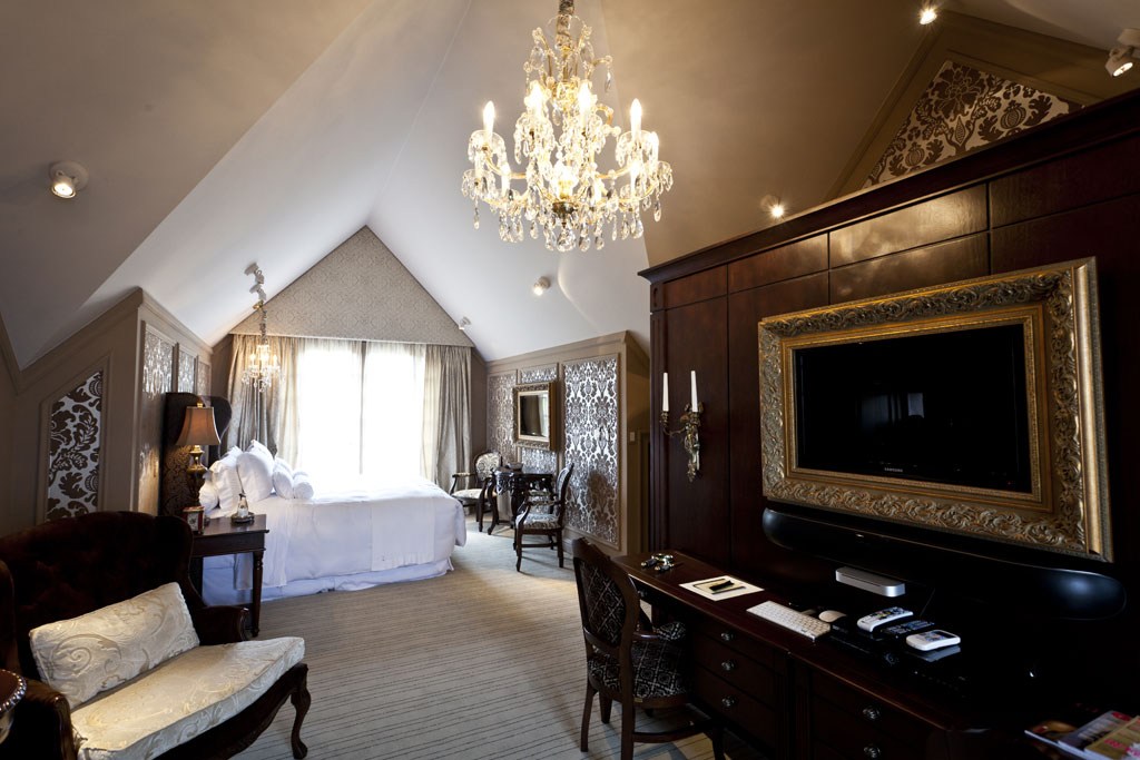 <strong>Saint Andrews (Gramado)</strong><br /><br />Perfeito para viver dias de rei e rainha &ndash; e n&atilde;o apenas por conta da arquitetura do hotel <a href="https://viajeaqui.abril.com.br/estabelecimentos/br-rs-gramado-hospedagem-saint-andrews" rel="Saint Andrews"><strong>Saint Andrews</strong></a>, inspirada em castelos europeus. Aposta no servi&ccedil;o caprichado: motorista &agrave; espera no aeroporto, espumante no check-in, cesta de frutas na chegada, pantufas na beira da cama, mordomo 24 horas, iPad para uso interno e refei&ccedil;&otilde;es personalizadas. Nos quartos, h&aacute; enxoval Trussardi e amenities L&rsquo;Occitane. N&atilde;o aceita menores de 14 anos.&nbsp;