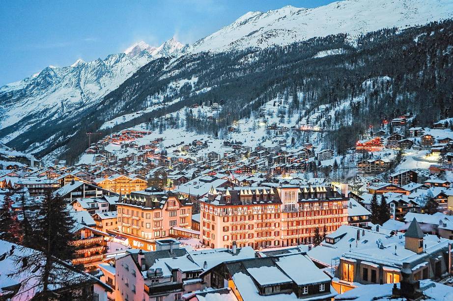 As luzes do portentoso hotel Mont Cervin, na Suíça As luzes do portentoso hotel Mont Cervin, na Suíça