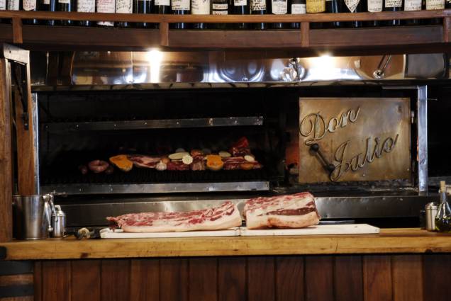 <a href="https://viajeaqui.abril.com.br/estabelecimentos/ar-buenos-aires-restaurante-don-julio " rel="Don Julio" target="_blank"><strong>Don Julio</strong></a>Centenas de garrafas de vinho, com mensagens escritas nos rótulos pelos clientes, ficam enfileiradas nas prateleiras. O atendimento familiar e atencioso convida a escolher as carnes in natura, diretamente no balcão antes de mandá-las para a parrilla. Além da excelente qualidade dos cortes, também aposta na diversidade: asado de tira, entraña, bife de chorizo, de cuadril e vacío.Endereço: Calle Guatemala, 4691, Palermo SohoTelefone: 54-11-4831-9564 e 4832-6058 <a href="https://viajeaqui.abril.com.br/estabelecimentos/ar-buenos-aires-restaurante-don-julio " rel="Don Julio" target="_blank"><strong>Don Julio</strong></a>Centenas de garrafas de vinho, com mensagens escritas nos rótulos pelos clientes, ficam enfileiradas nas prateleiras. O atendimento familiar e atencioso convida a escolher as carnes in natura, diretamente no balcão antes de mandá-las para a parrilla. Além da excelente qualidade dos cortes, também aposta na diversidade: asado de tira, entraña, bife de chorizo, de cuadril e vacío.Endereço: Calle Guatemala, 4691, Palermo SohoTelefone: 54-11-4831-9564 e 4832-6058